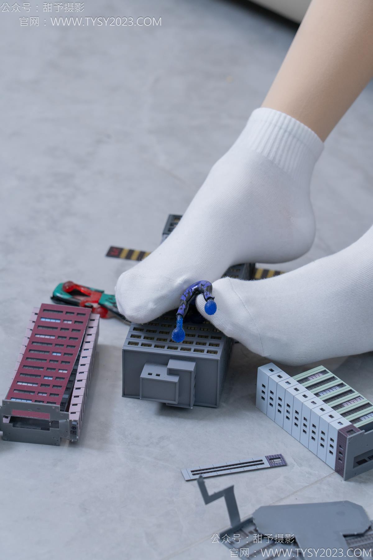 图片[41]-甜予摄影 NO.182 珞珞-板鞋、白棉袜、厚肉丝、小人国剧情[104P] – 速更版-美库