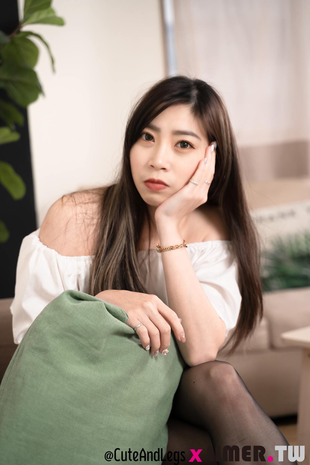 图片[13]-Limerence 101 Quintina 甜心女友的小白鞋黑色丝袜脚 [132P] – 速更版-美库