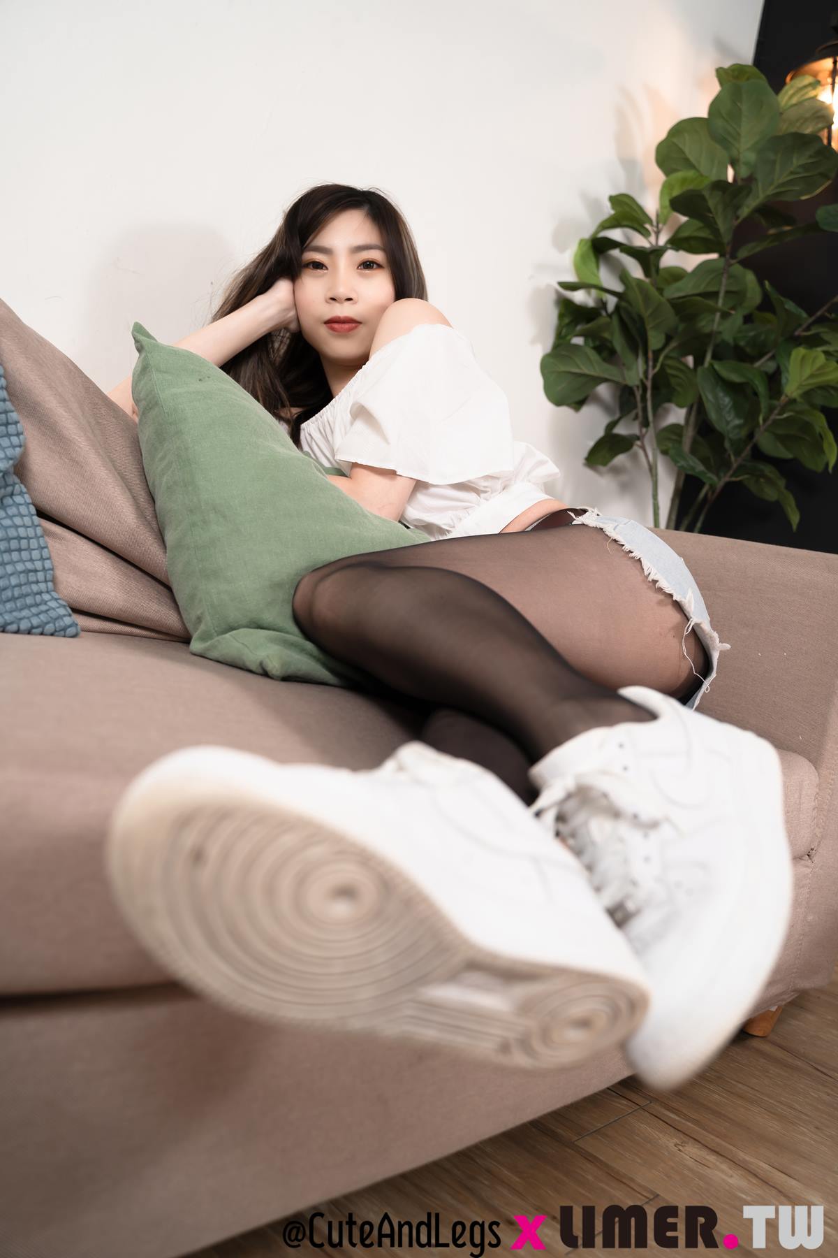 图片[17]-Limerence 101 Quintina 甜心女友的小白鞋黑色丝袜脚 [132P] – 速更版-美库