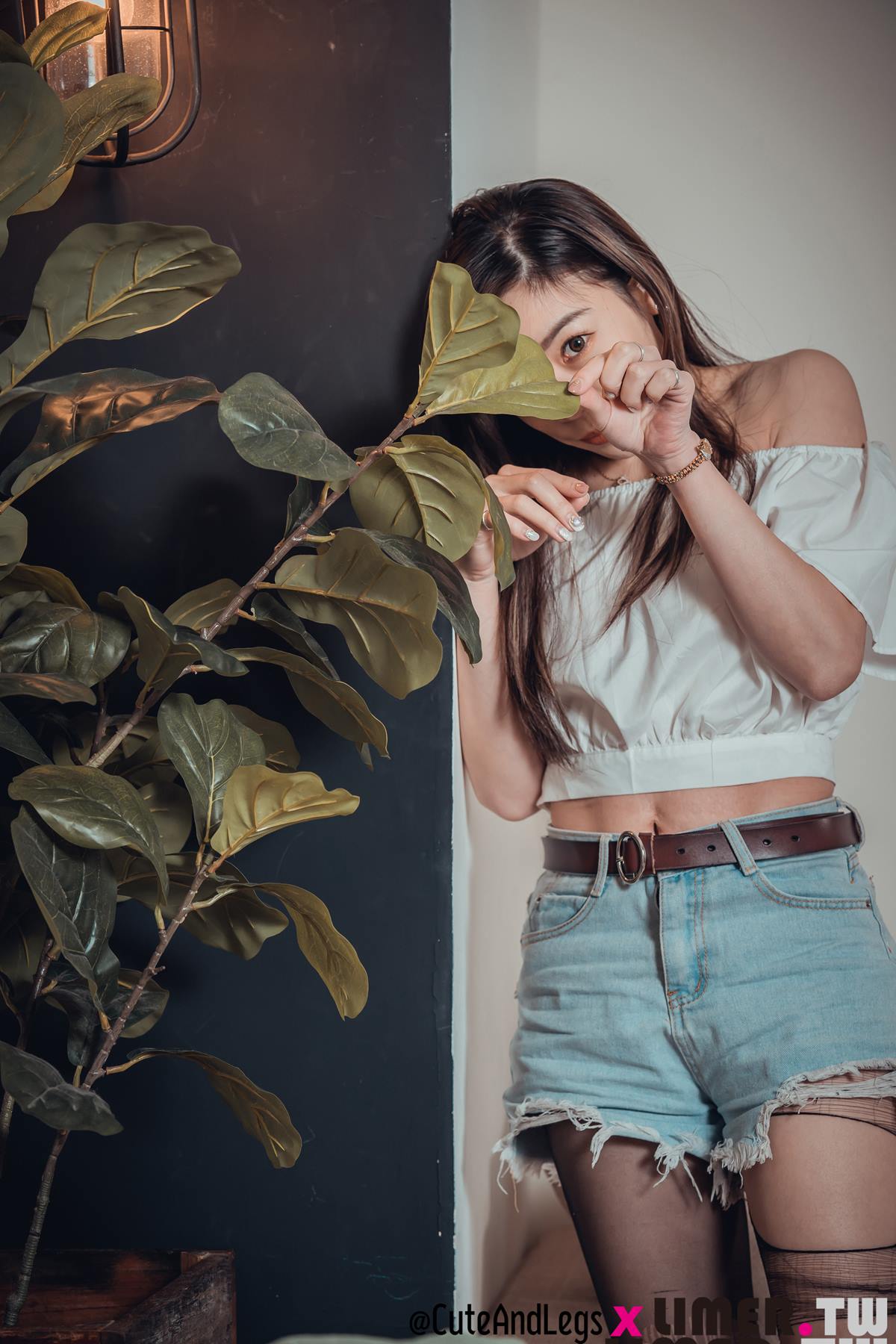 图片[96]-Limerence 101 Quintina 甜心女友的小白鞋黑色丝袜脚 [132P] – 速更版-美库