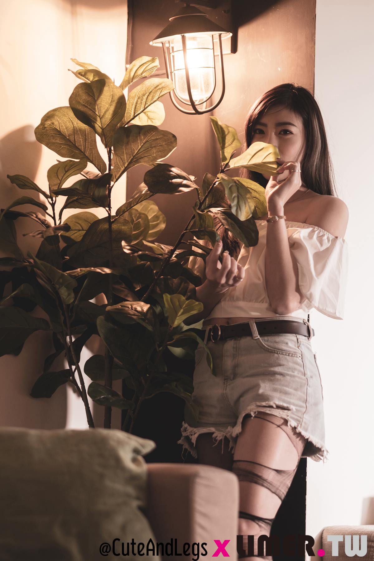 图片[97]-Limerence 101 Quintina 甜心女友的小白鞋黑色丝袜脚 [132P] – 速更版-美库