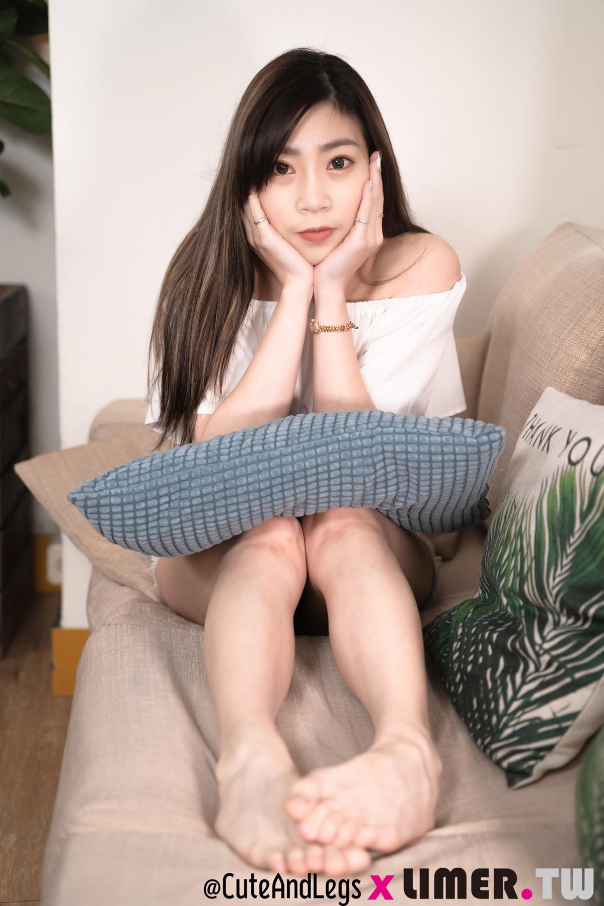 图片[113]-Limerence 101 Quintina 甜心女友的小白鞋黑色丝袜脚 [132P] – 速更版-美库