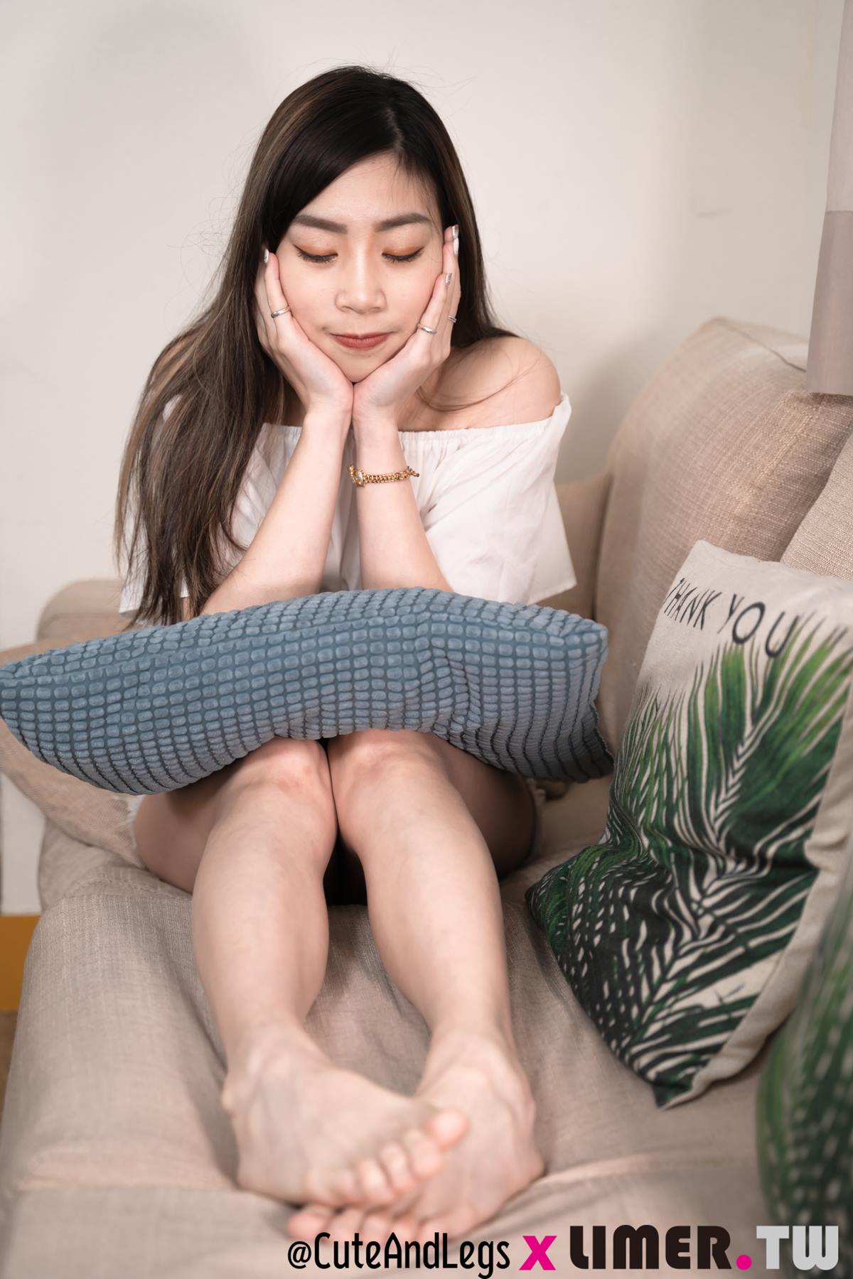 图片[114]-Limerence 101 Quintina 甜心女友的小白鞋黑色丝袜脚 [132P] – 速更版-美库