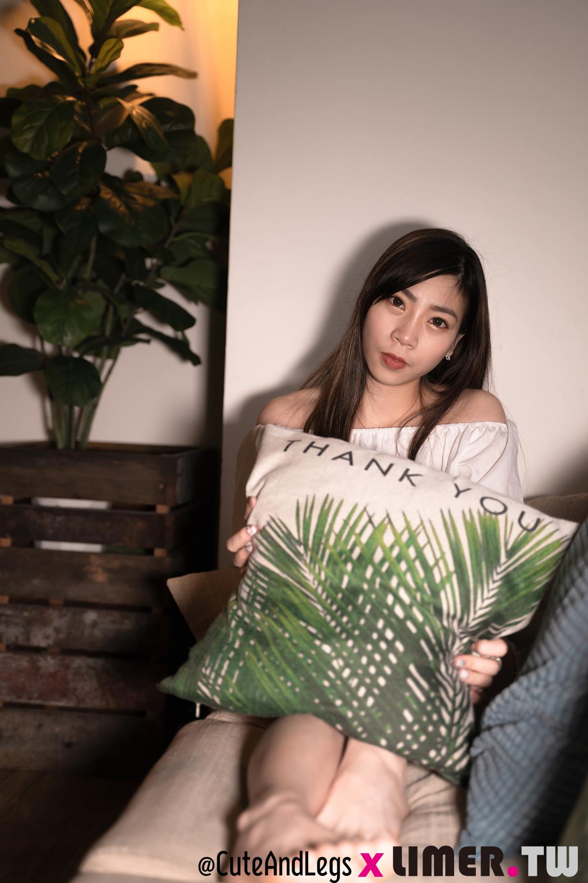 图片[121]-Limerence 101 Quintina 甜心女友的小白鞋黑色丝袜脚 [132P] – 速更版-美库