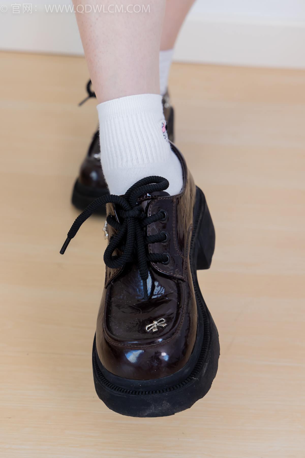 图片[21]-物恋传媒 NO.2392 橙子-皮鞋、白棉袜、裸足[106P] – 速更版-美库