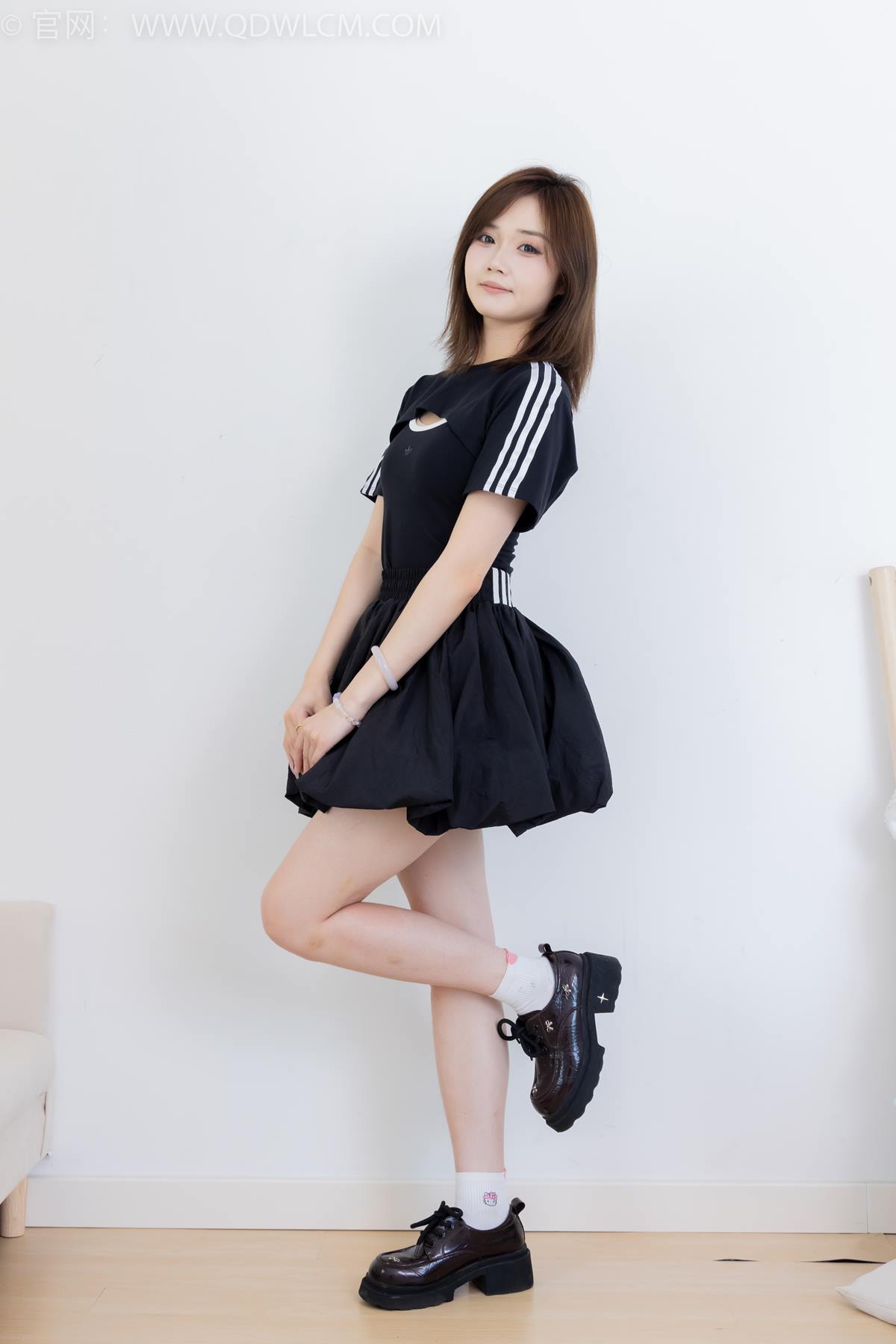 图片[40]-物恋传媒 NO.2392 橙子-皮鞋、白棉袜、裸足[106P] – 速更版-美库