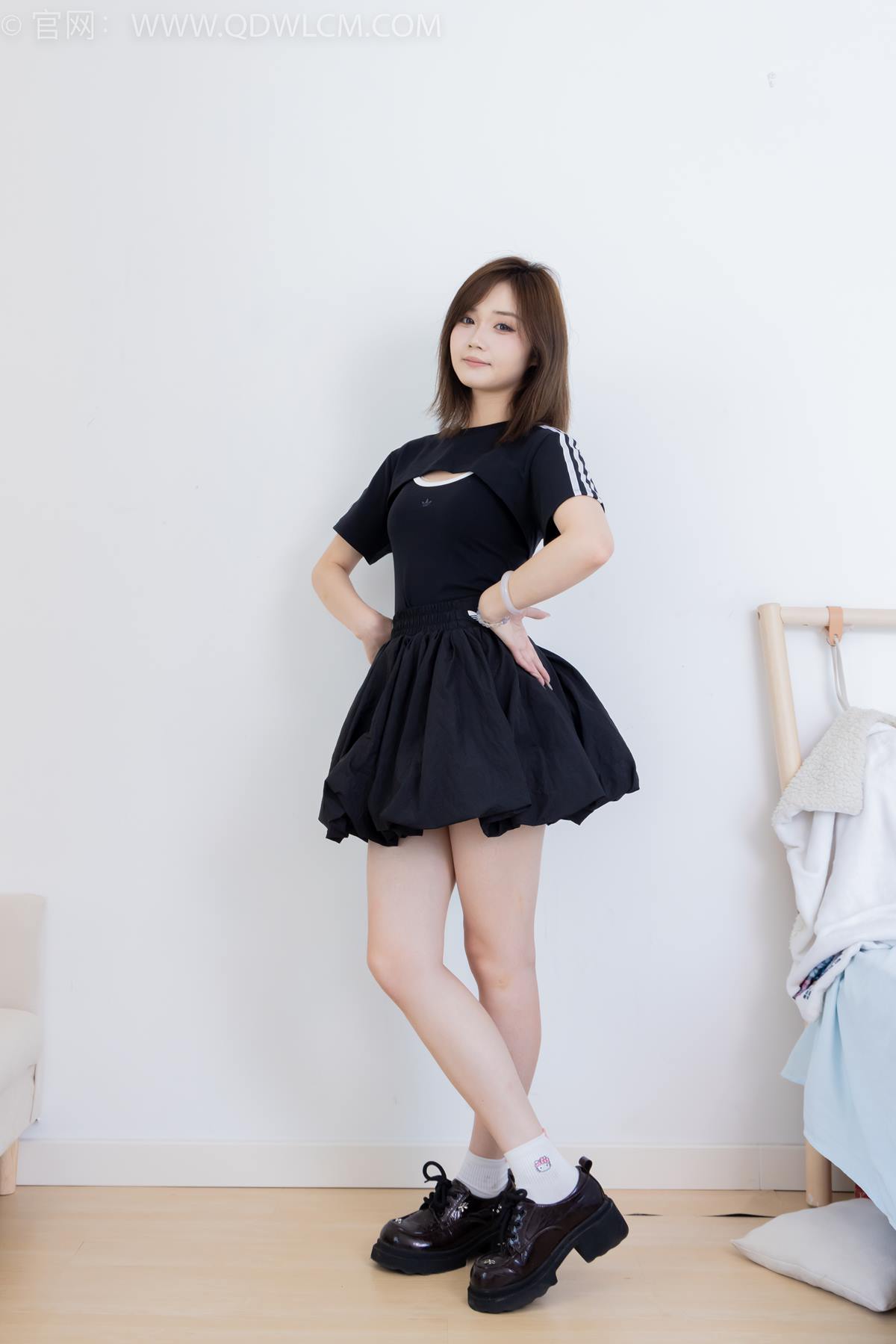 图片[41]-物恋传媒 NO.2392 橙子-皮鞋、白棉袜、裸足[106P] – 速更版-美库