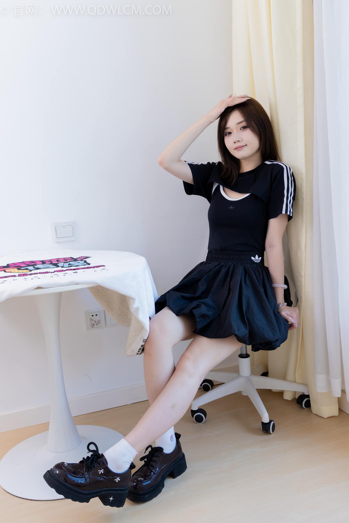 图片[101]-物恋传媒 NO.2392 橙子-皮鞋、白棉袜、裸足[106P] – 速更版-美库