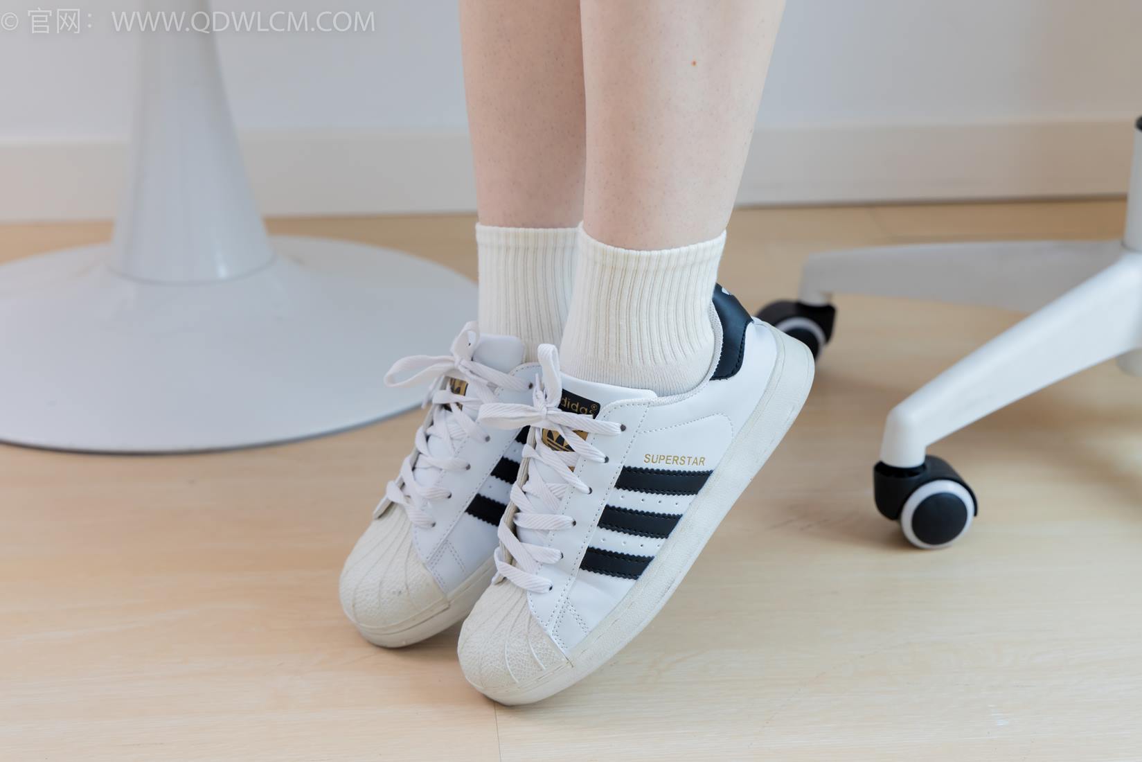 图片[19]-物恋传媒 NO.2395 荔枝-板鞋、白棉袜、裸足[110P] – 速更版-美库