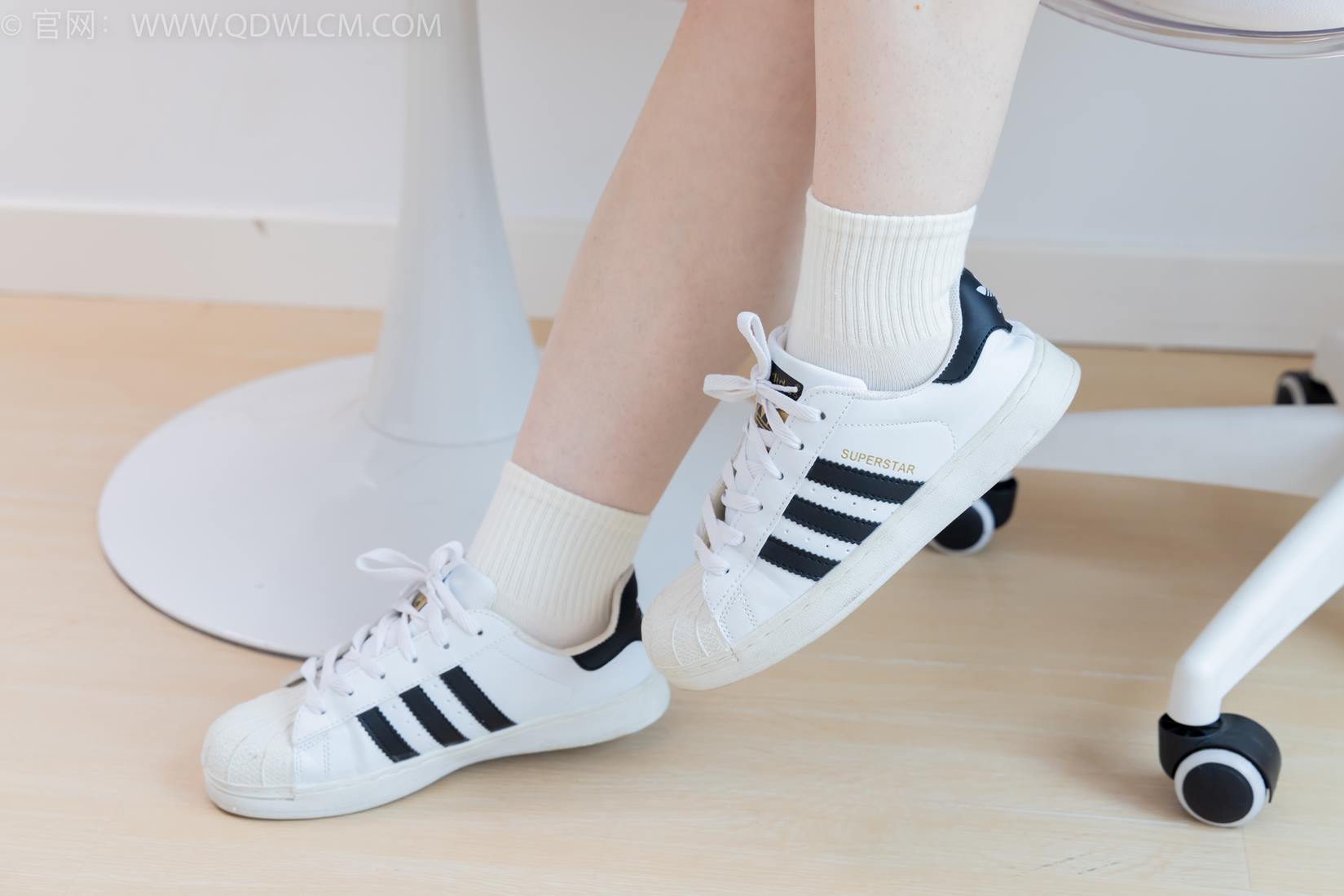 图片[29]-物恋传媒 NO.2395 荔枝-板鞋、白棉袜、裸足[110P] – 速更版-美库