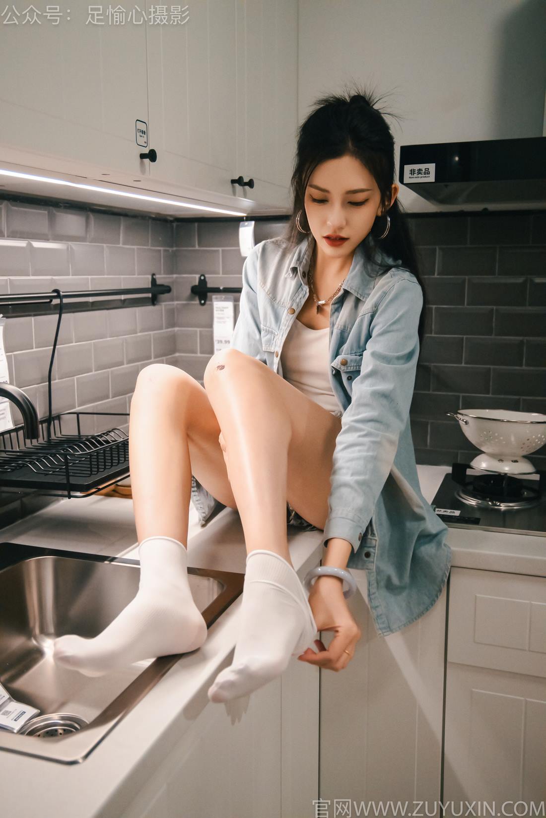 图片[22]-足愉心 NO.001 可乐（搭配：白T、牛仔短裤、板鞋、白棉袜、裸足）[96P] – 速更版-美库
