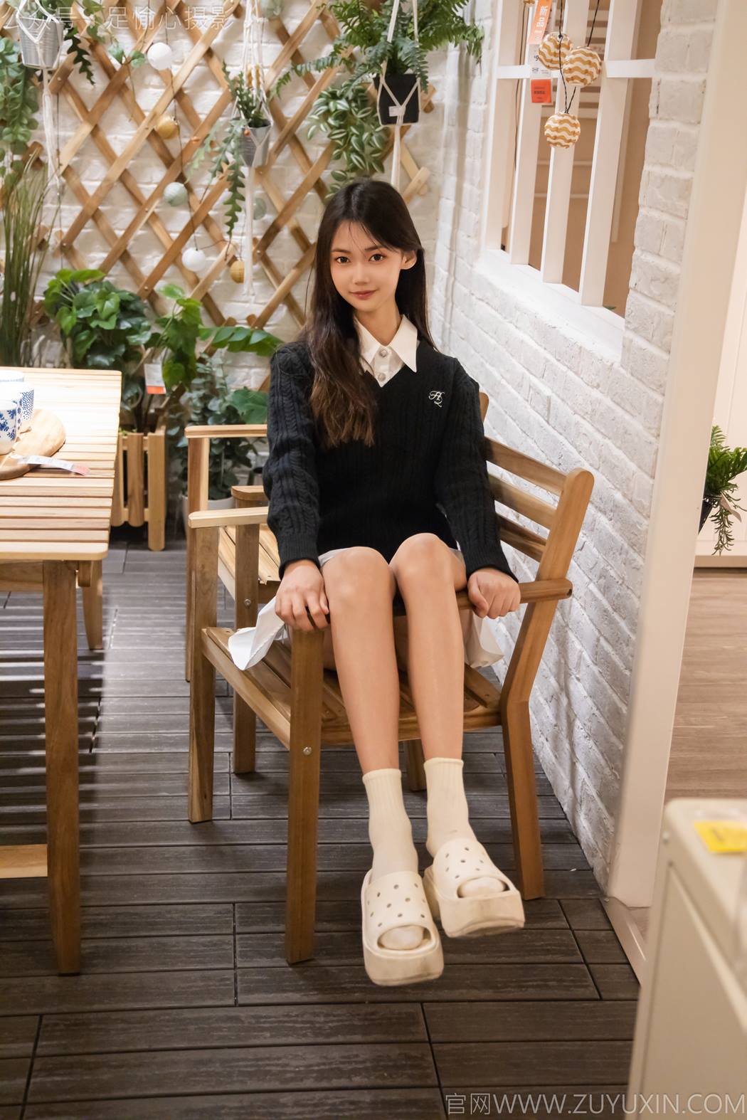 图片[11]-足愉心 NO.013 鹿鹿（搭配：黑色毛衣、白色短裙、洞洞鞋、白色棉袜、裸足）[90P] – 速更版-美库