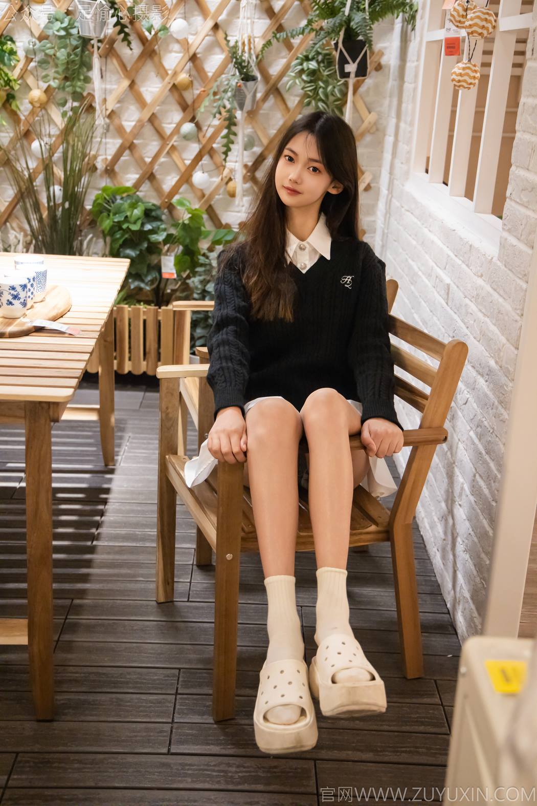 图片[12]-足愉心 NO.013 鹿鹿（搭配：黑色毛衣、白色短裙、洞洞鞋、白色棉袜、裸足）[90P] – 速更版-美库