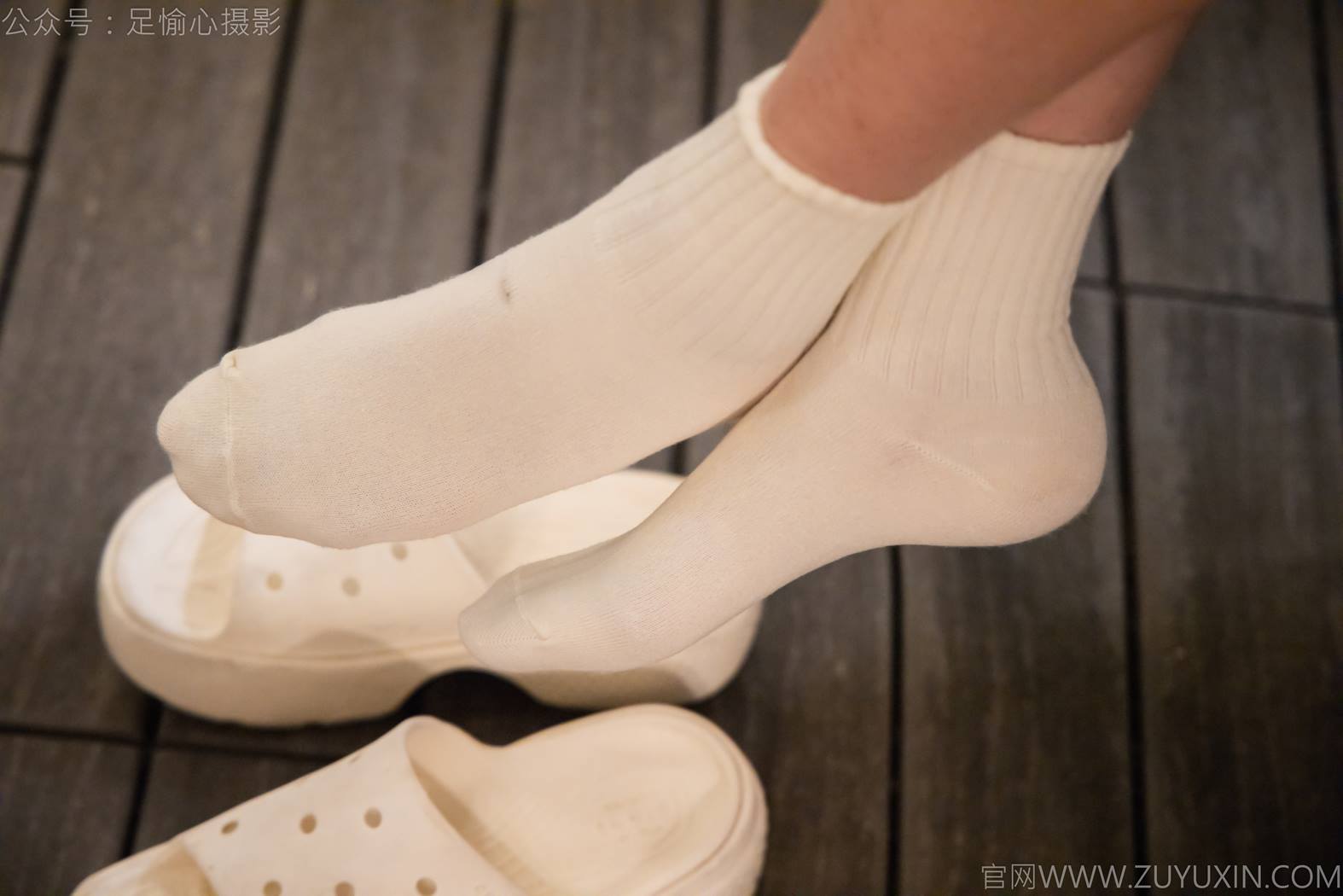 图片[19]-足愉心 NO.013 鹿鹿（搭配：黑色毛衣、白色短裙、洞洞鞋、白色棉袜、裸足）[90P] – 速更版-美库
