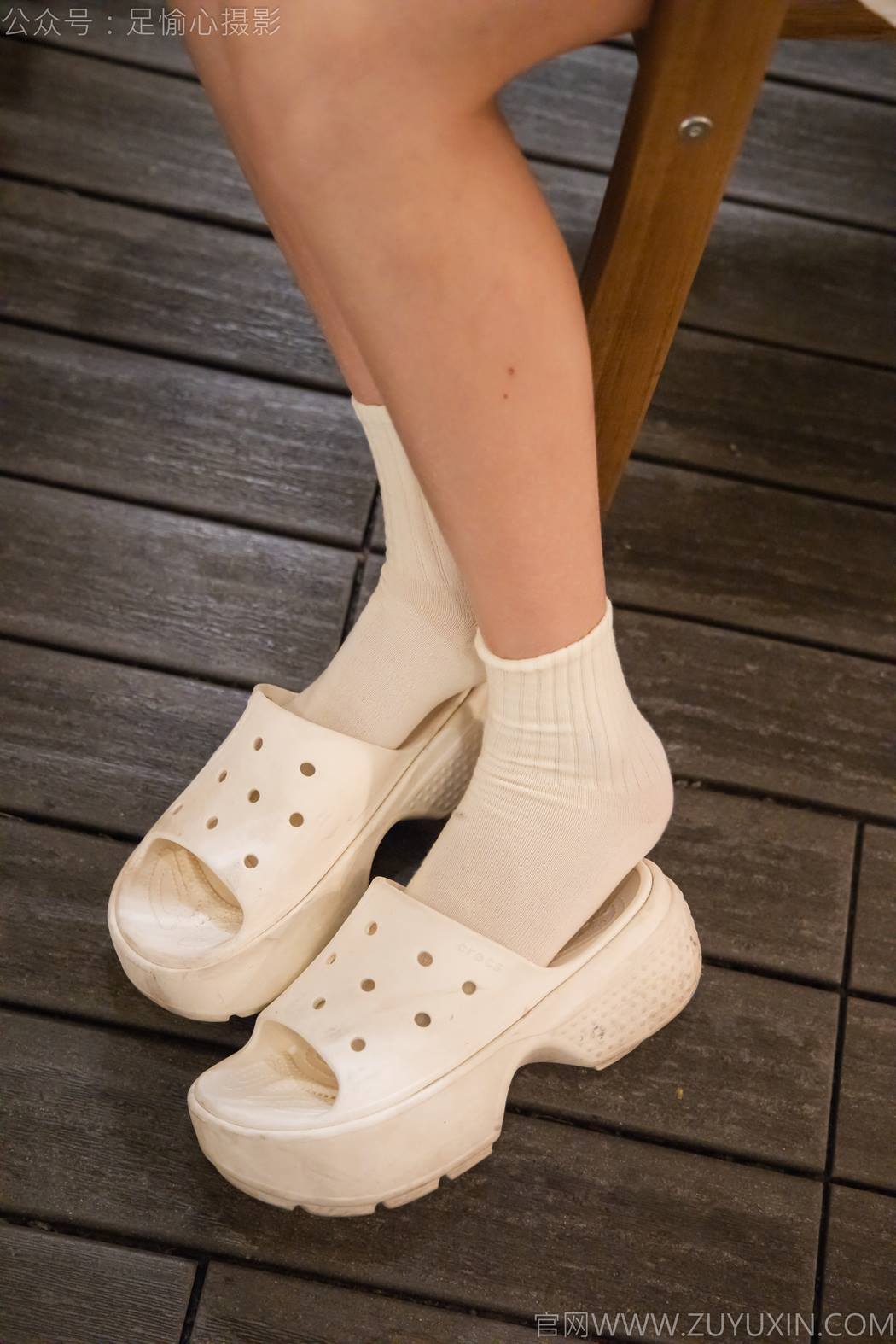图片[20]-足愉心 NO.013 鹿鹿（搭配：黑色毛衣、白色短裙、洞洞鞋、白色棉袜、裸足）[90P] – 速更版-美库