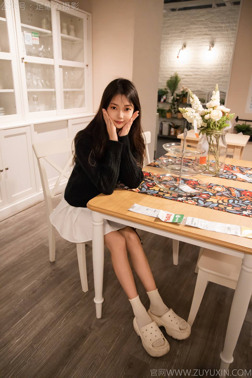 图片[23]-足愉心 NO.013 鹿鹿（搭配：黑色毛衣、白色短裙、洞洞鞋、白色棉袜、裸足）[90P] – 速更版-美库