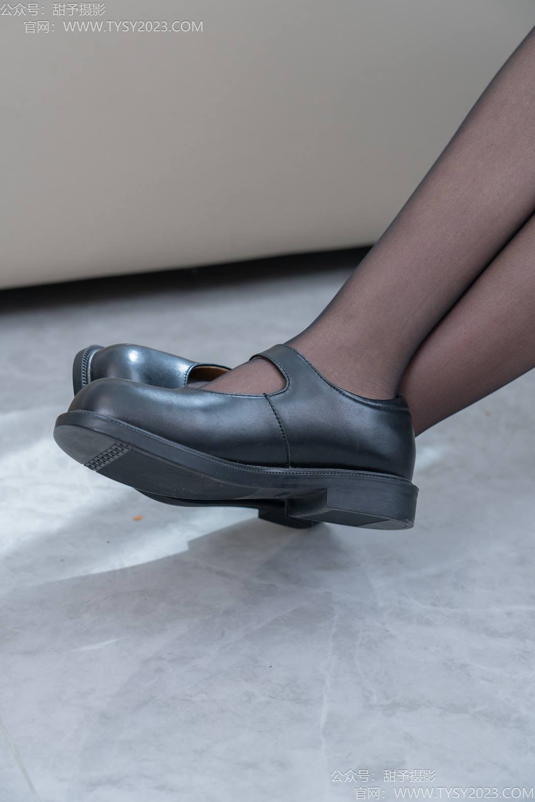 图片[16]-甜予摄影 NO.195 贝壳-皮鞋、薄黑丝、裸足、足印剧情[100P] – 速更版-美库