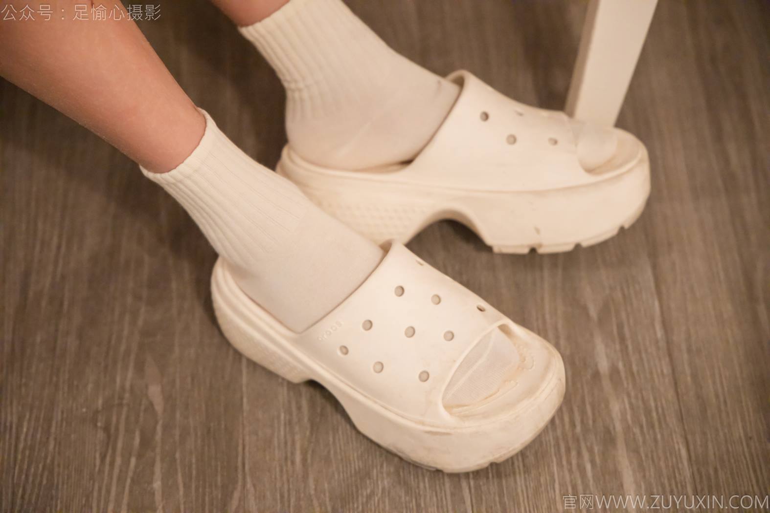 图片[24]-足愉心 NO.013 鹿鹿（搭配：黑色毛衣、白色短裙、洞洞鞋、白色棉袜、裸足）[90P] – 速更版-美库