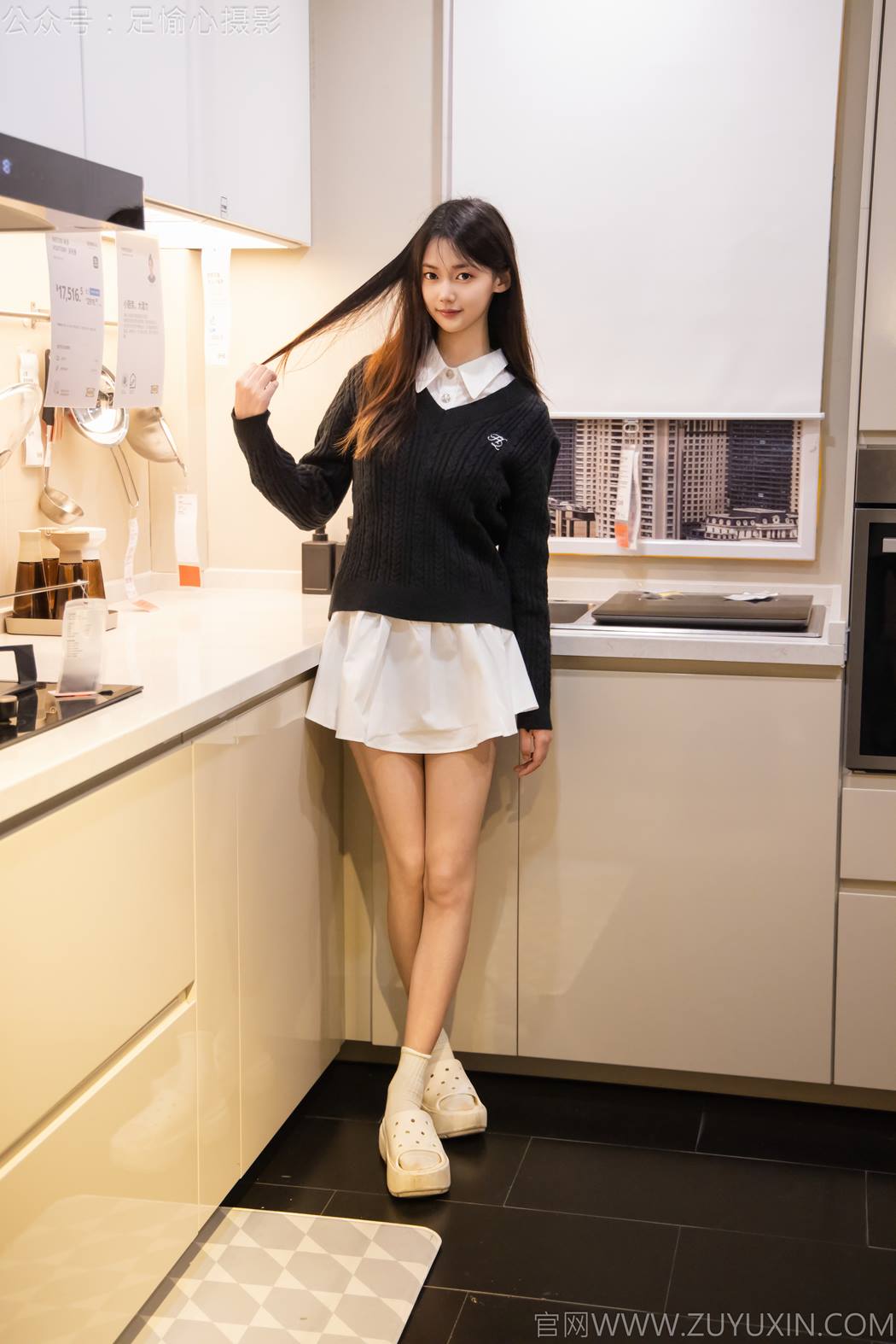 图片[28]-足愉心 NO.013 鹿鹿（搭配：黑色毛衣、白色短裙、洞洞鞋、白色棉袜、裸足）[90P] – 速更版-美库