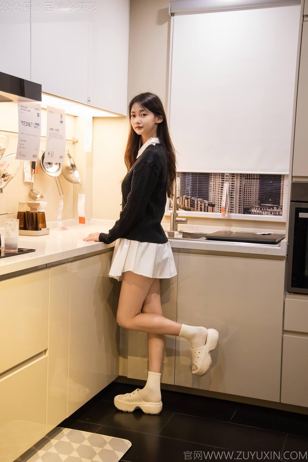 图片[30]-足愉心 NO.013 鹿鹿（搭配：黑色毛衣、白色短裙、洞洞鞋、白色棉袜、裸足）[90P] – 速更版-美库
