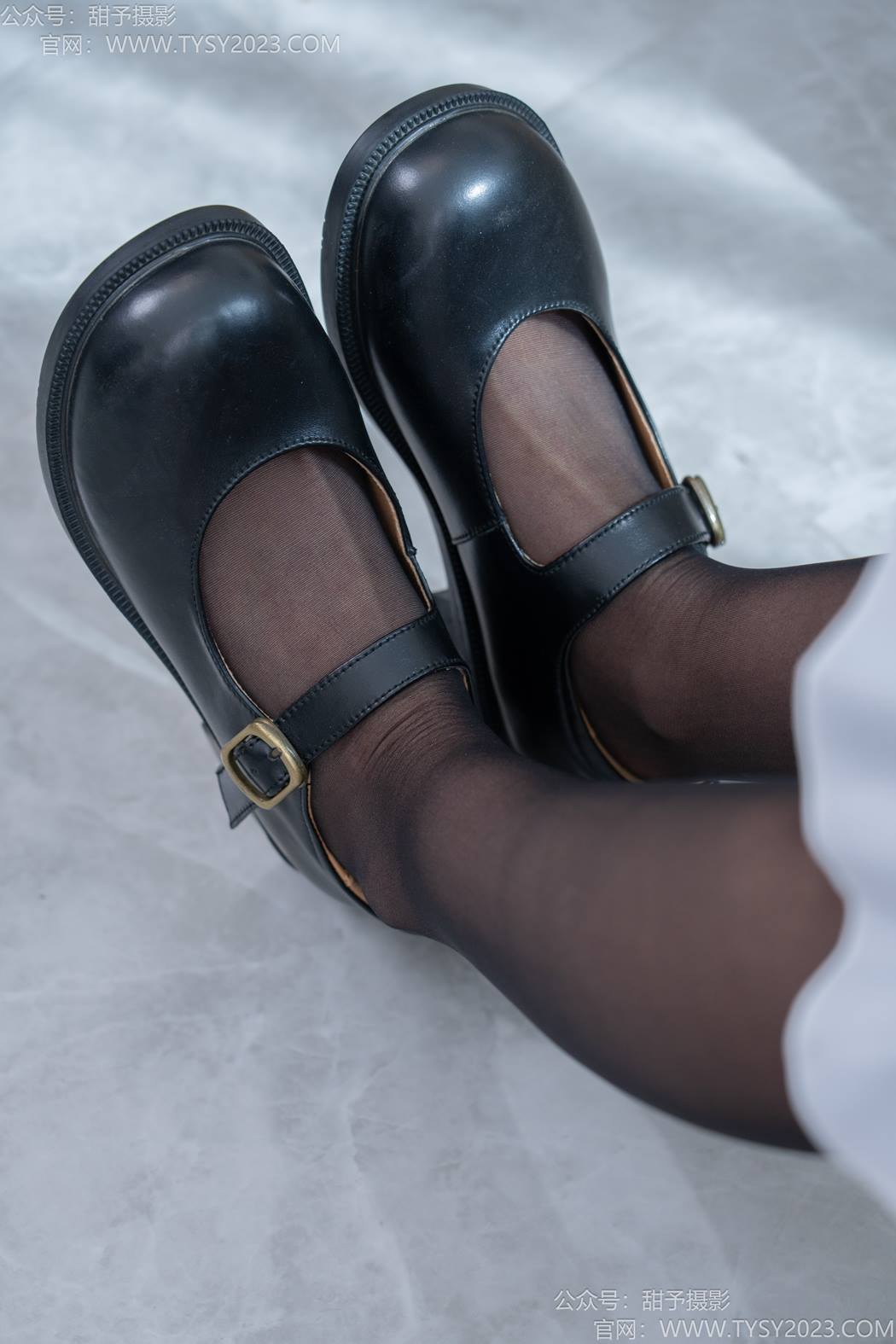 图片[22]-甜予摄影 NO.195 贝壳-皮鞋、薄黑丝、裸足、足印剧情[100P] – 速更版-美库