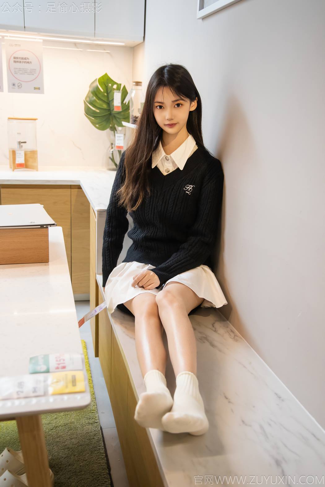 图片[32]-足愉心 NO.013 鹿鹿（搭配：黑色毛衣、白色短裙、洞洞鞋、白色棉袜、裸足）[90P] – 速更版-美库