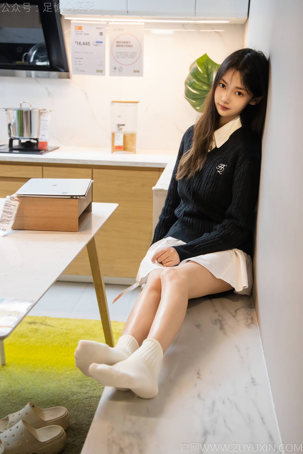 图片[33]-足愉心 NO.013 鹿鹿（搭配：黑色毛衣、白色短裙、洞洞鞋、白色棉袜、裸足）[90P] – 速更版-美库