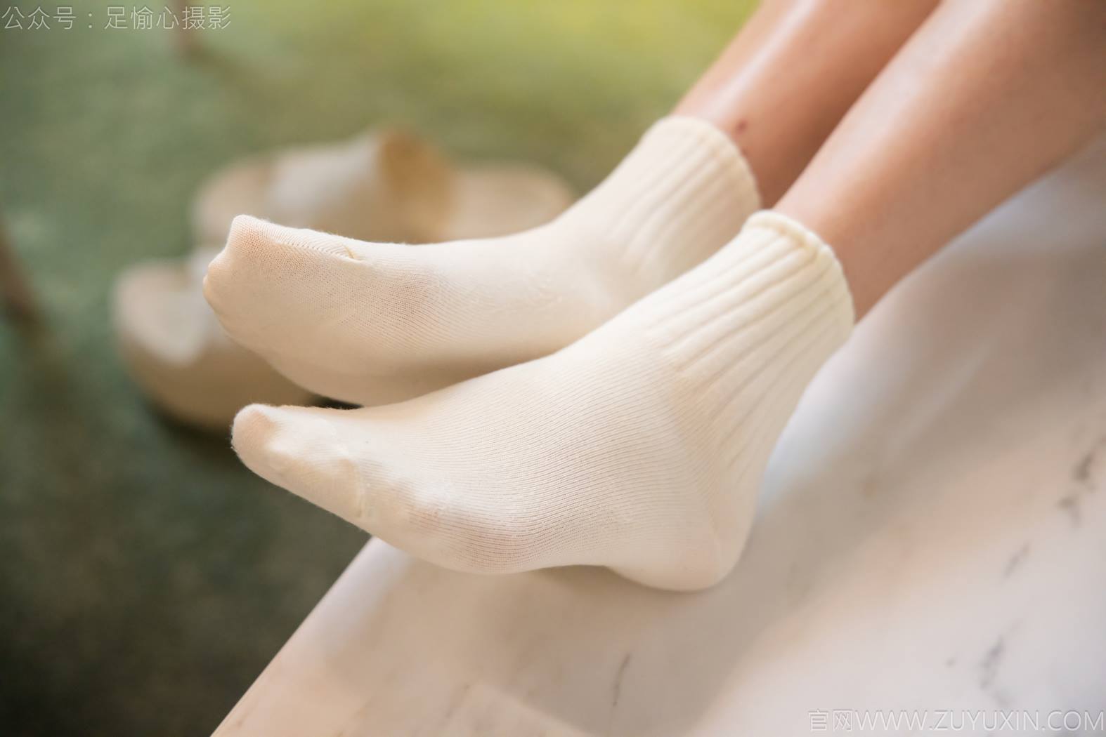 图片[34]-足愉心 NO.013 鹿鹿（搭配：黑色毛衣、白色短裙、洞洞鞋、白色棉袜、裸足）[90P] – 速更版-美库