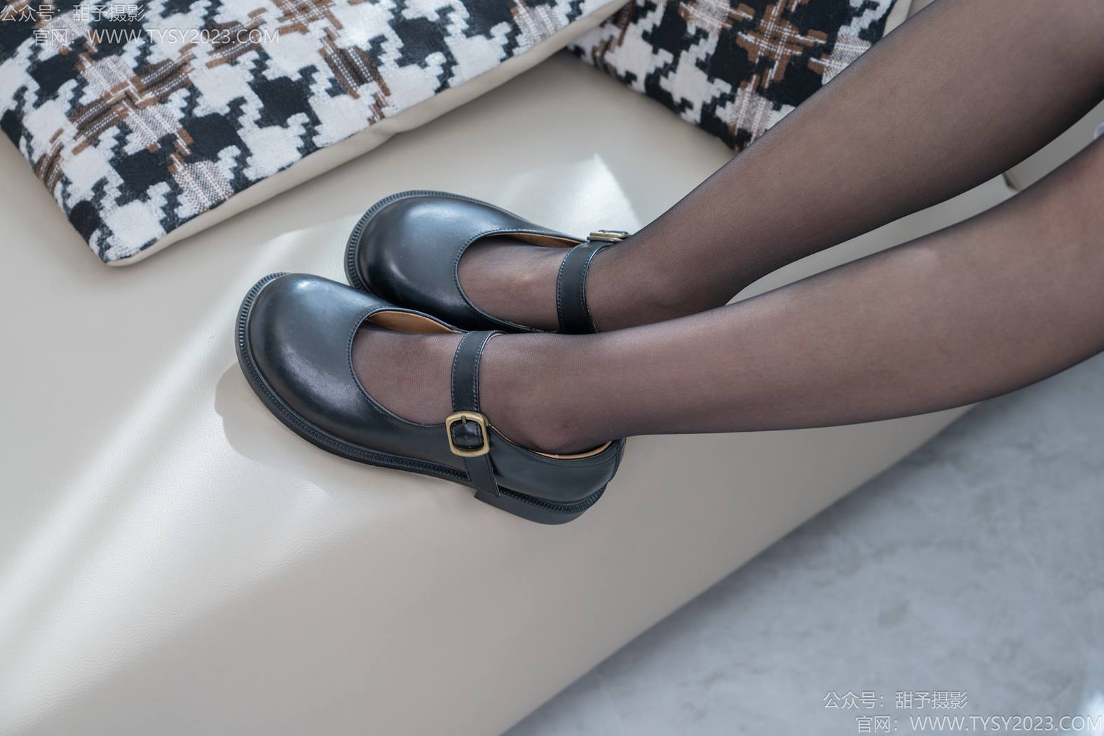 图片[29]-甜予摄影 NO.195 贝壳-皮鞋、薄黑丝、裸足、足印剧情[100P] – 速更版-美库