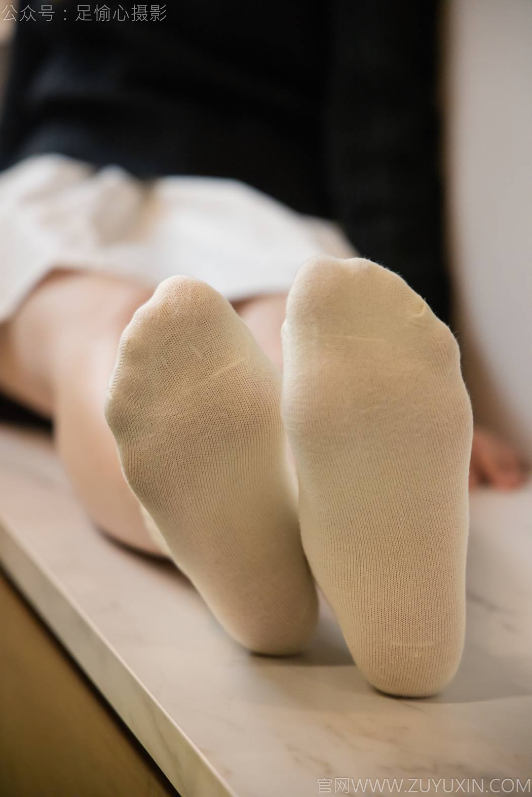 图片[40]-足愉心 NO.013 鹿鹿（搭配：黑色毛衣、白色短裙、洞洞鞋、白色棉袜、裸足）[90P] – 速更版-美库