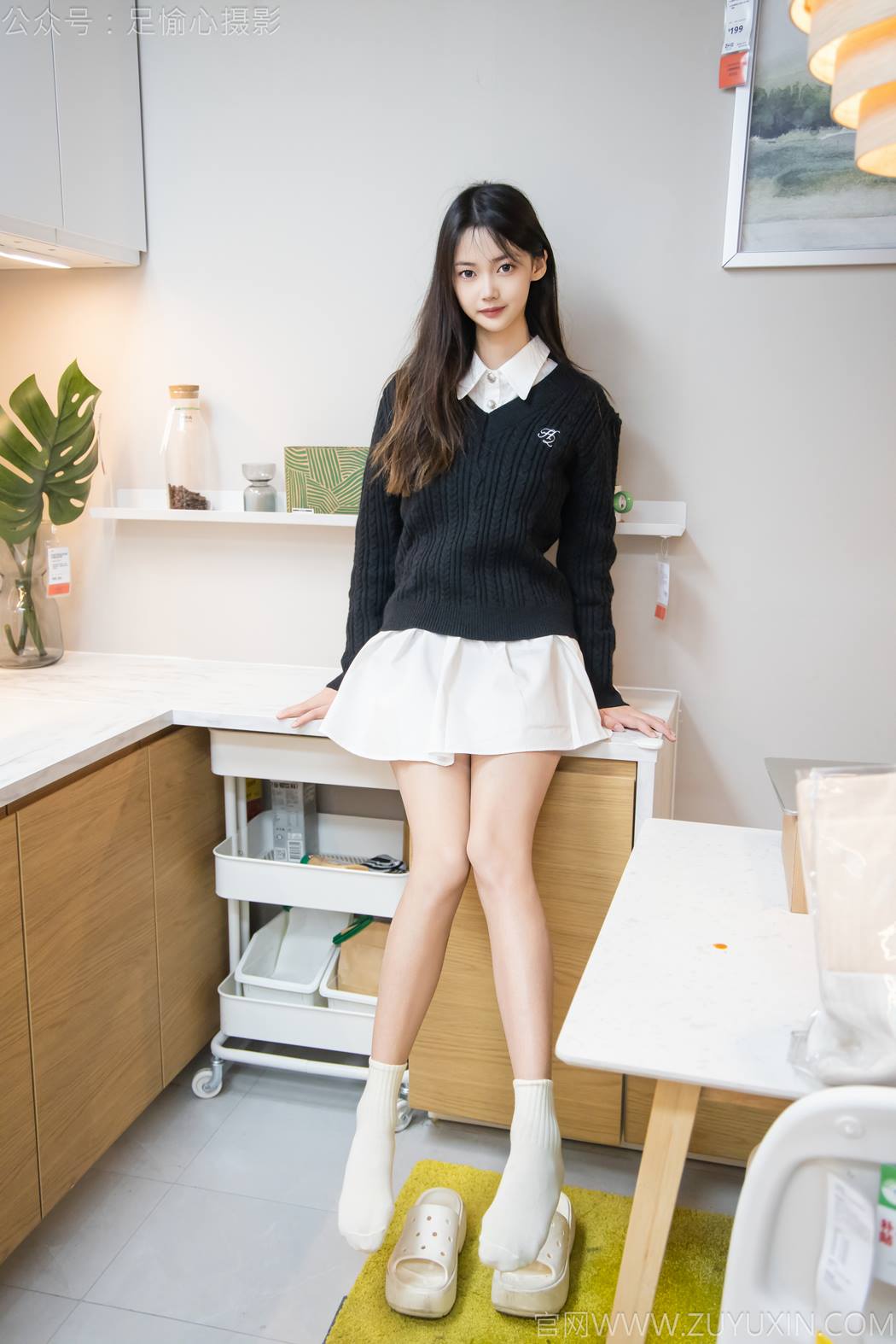 图片[42]-足愉心 NO.013 鹿鹿（搭配：黑色毛衣、白色短裙、洞洞鞋、白色棉袜、裸足）[90P] – 速更版-美库
