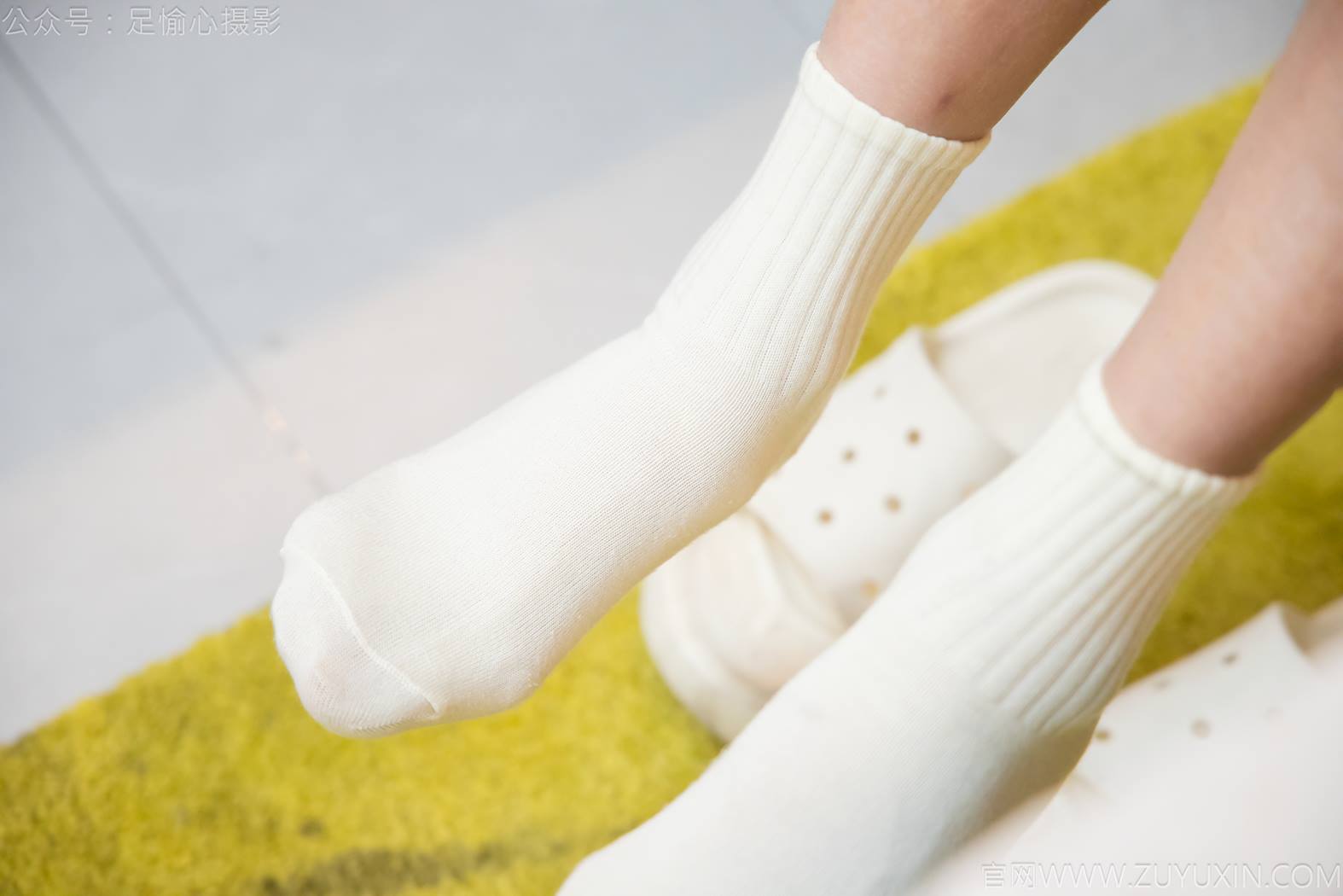 图片[45]-足愉心 NO.013 鹿鹿（搭配：黑色毛衣、白色短裙、洞洞鞋、白色棉袜、裸足）[90P] – 速更版-美库