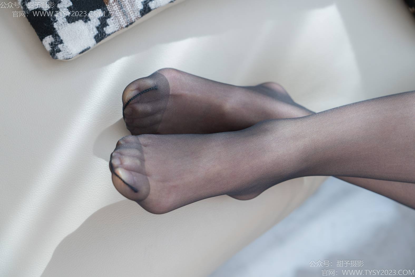 图片[42]-甜予摄影 NO.195 贝壳-皮鞋、薄黑丝、裸足、足印剧情[100P] – 速更版-美库