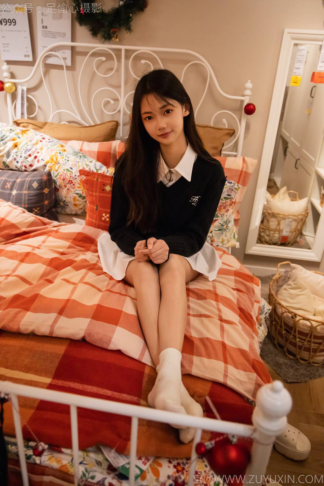 图片[60]-足愉心 NO.013 鹿鹿（搭配：黑色毛衣、白色短裙、洞洞鞋、白色棉袜、裸足）[90P] – 速更版-美库