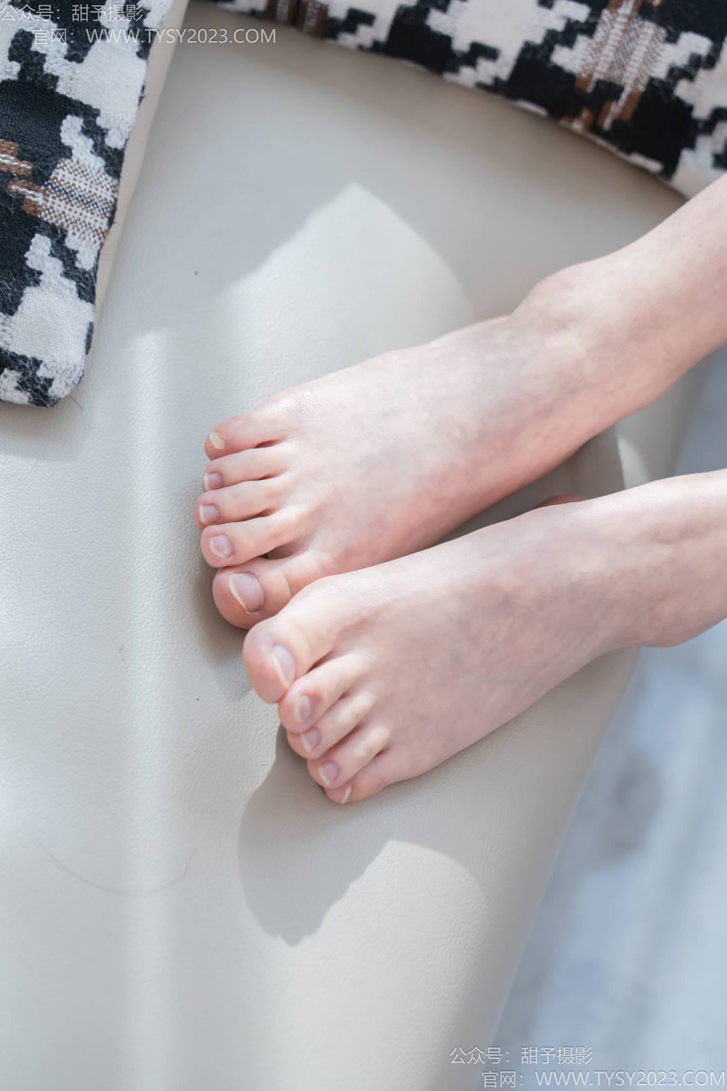 图片[83]-甜予摄影 NO.195 贝壳-皮鞋、薄黑丝、裸足、足印剧情[100P] – 速更版-美库