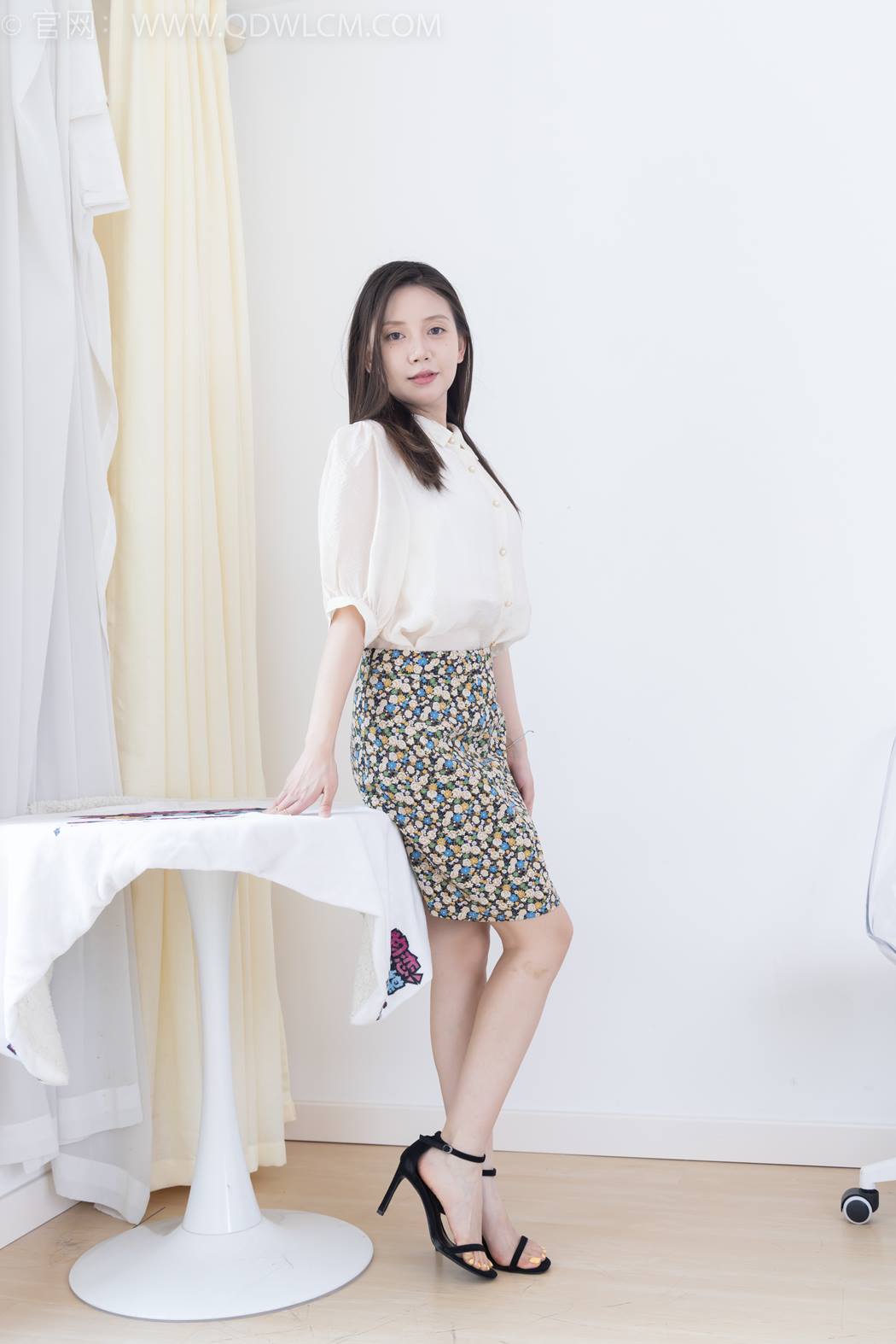 图片[101]-物恋传媒 NO.2409 小曦-三双高跟鞋、薄肉丝、裸足[155P] – 速更版-美库