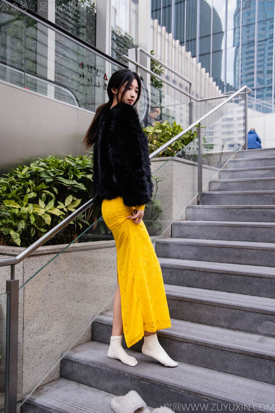 图片[10]-足愉心 NO.010 星朵（搭配：黑色毛衫、黄色连衣裙、绒毛拖鞋、白色棉袜、裸足）[94P] – 速更版-美库
