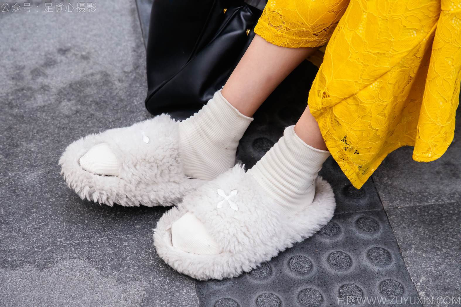 图片[19]-足愉心 NO.010 星朵（搭配：黑色毛衫、黄色连衣裙、绒毛拖鞋、白色棉袜、裸足）[94P] – 速更版-美库