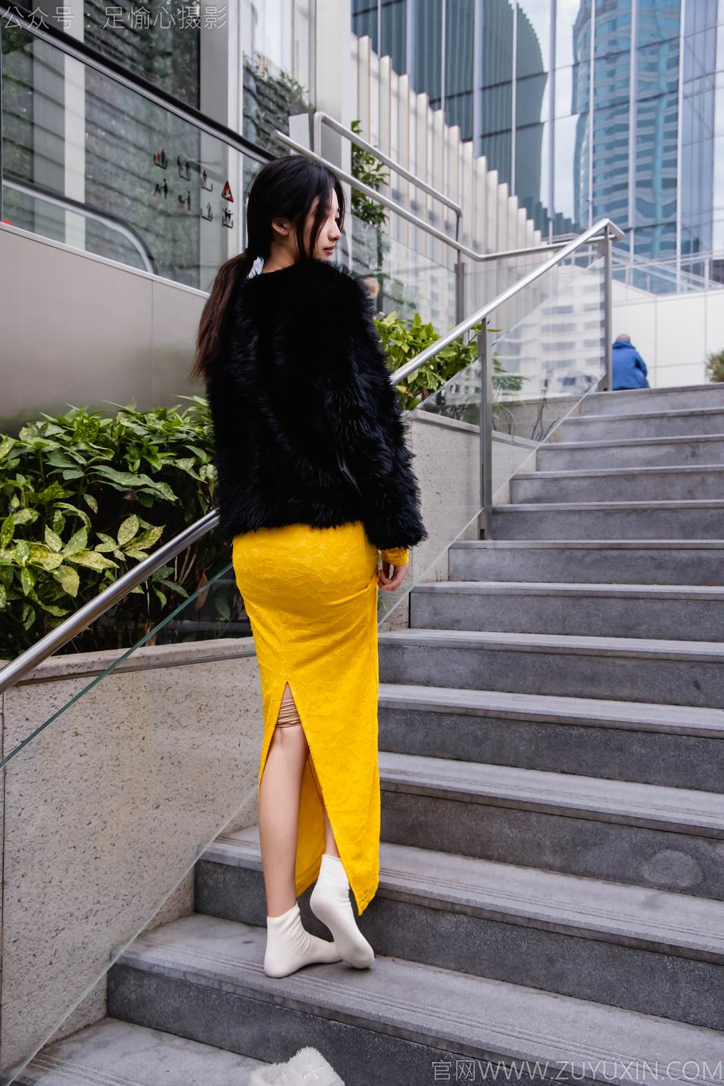 图片[20]-足愉心 NO.010 星朵（搭配：黑色毛衫、黄色连衣裙、绒毛拖鞋、白色棉袜、裸足）[94P] – 速更版-美库