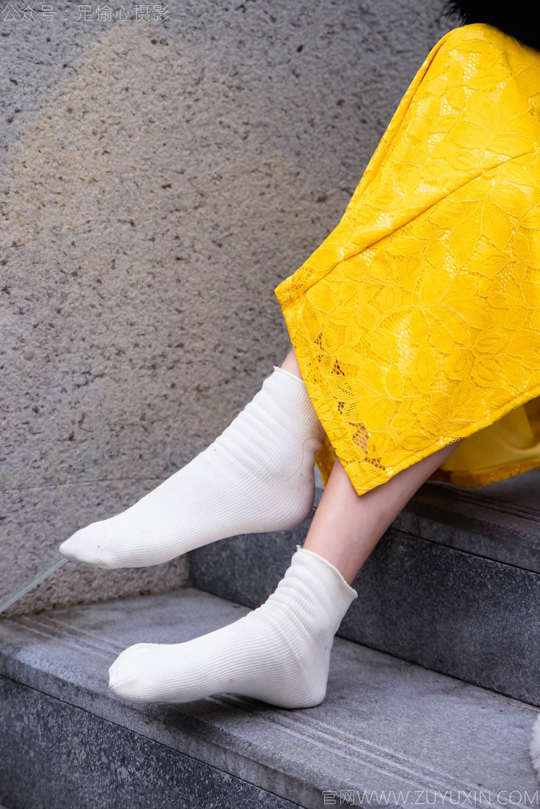图片[21]-足愉心 NO.010 星朵（搭配：黑色毛衫、黄色连衣裙、绒毛拖鞋、白色棉袜、裸足）[94P] – 速更版-美库