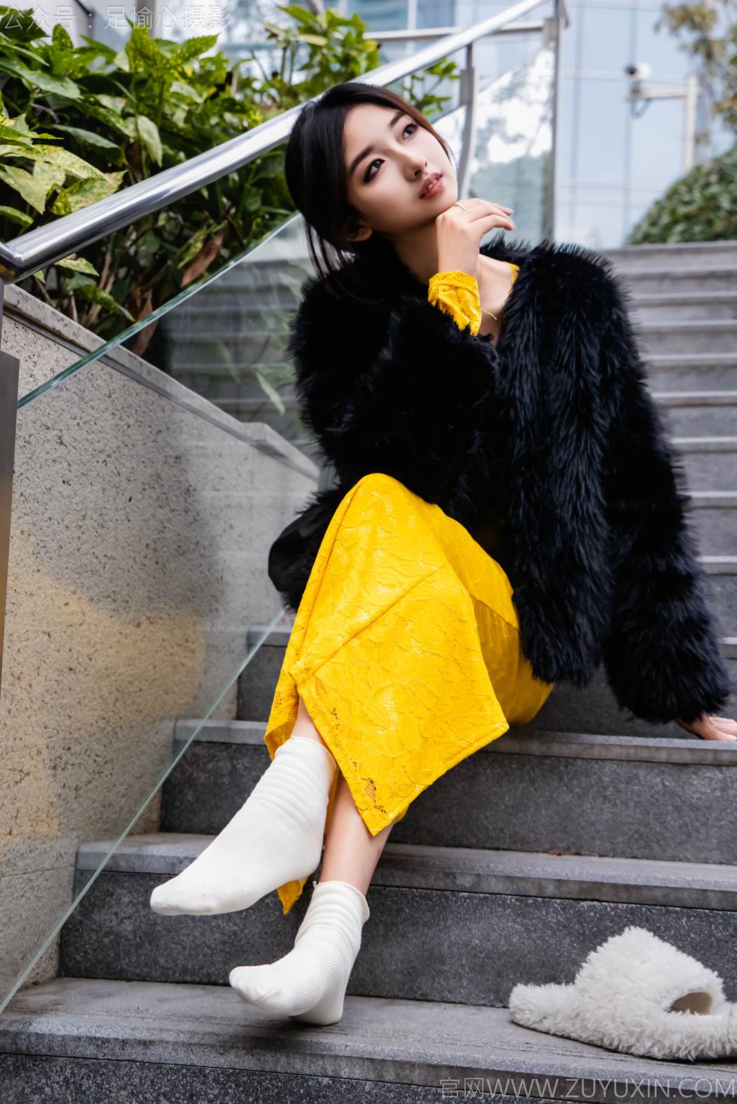 图片[24]-足愉心 NO.010 星朵（搭配：黑色毛衫、黄色连衣裙、绒毛拖鞋、白色棉袜、裸足）[94P] – 速更版-美库