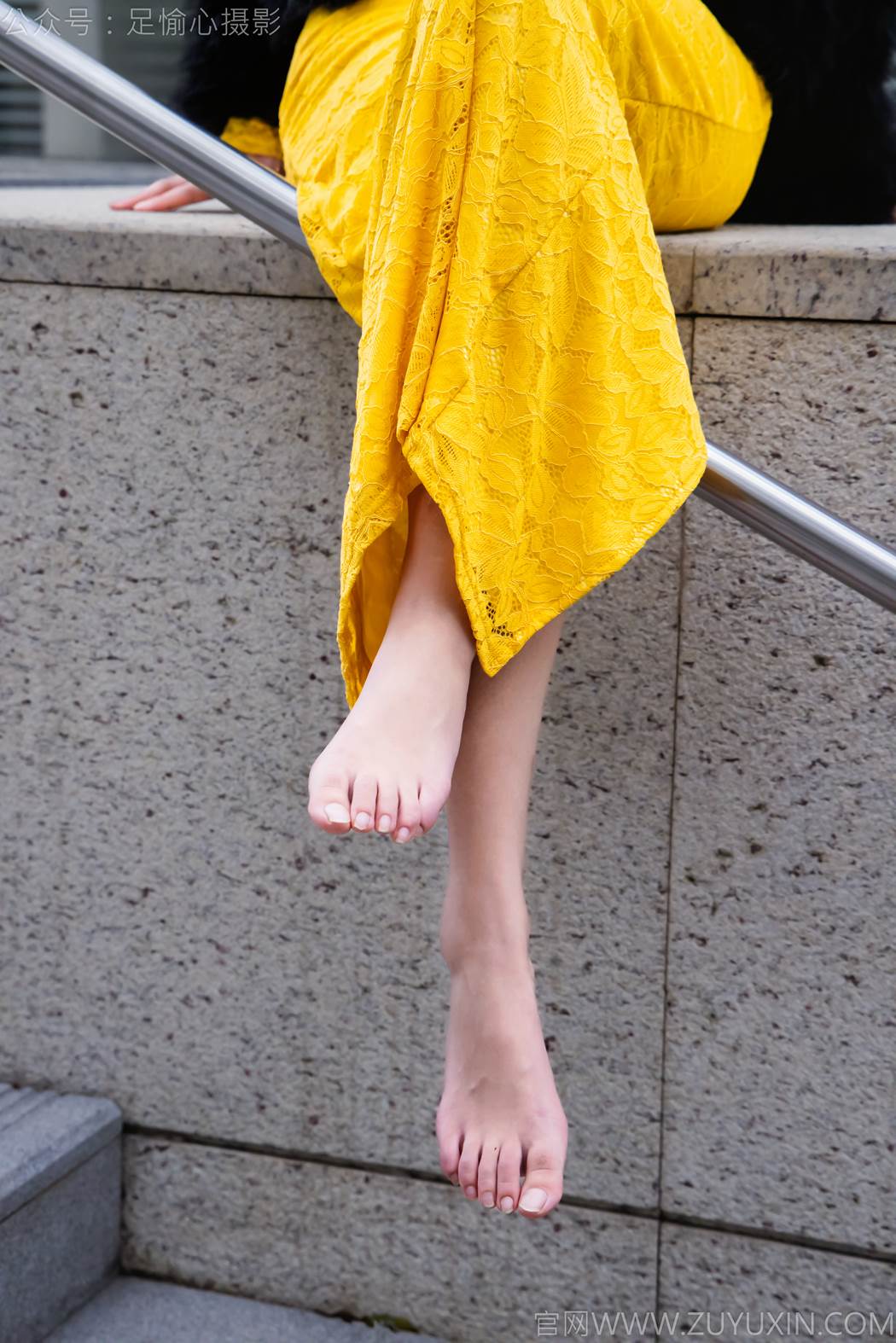 图片[36]-足愉心 NO.010 星朵（搭配：黑色毛衫、黄色连衣裙、绒毛拖鞋、白色棉袜、裸足）[94P] – 速更版-美库