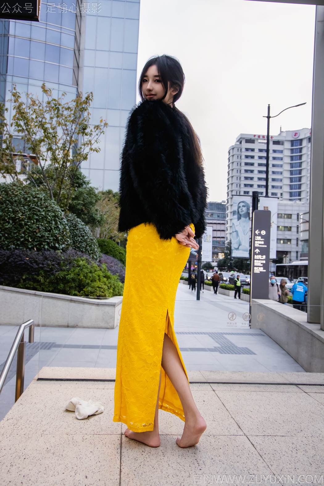 图片[37]-足愉心 NO.010 星朵（搭配：黑色毛衫、黄色连衣裙、绒毛拖鞋、白色棉袜、裸足）[94P] – 速更版-美库