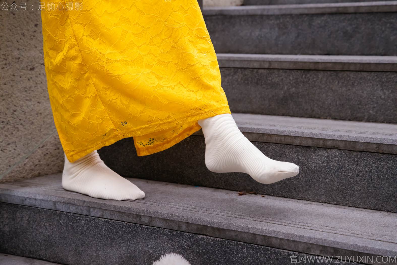 图片[38]-足愉心 NO.010 星朵（搭配：黑色毛衫、黄色连衣裙、绒毛拖鞋、白色棉袜、裸足）[94P] – 速更版-美库