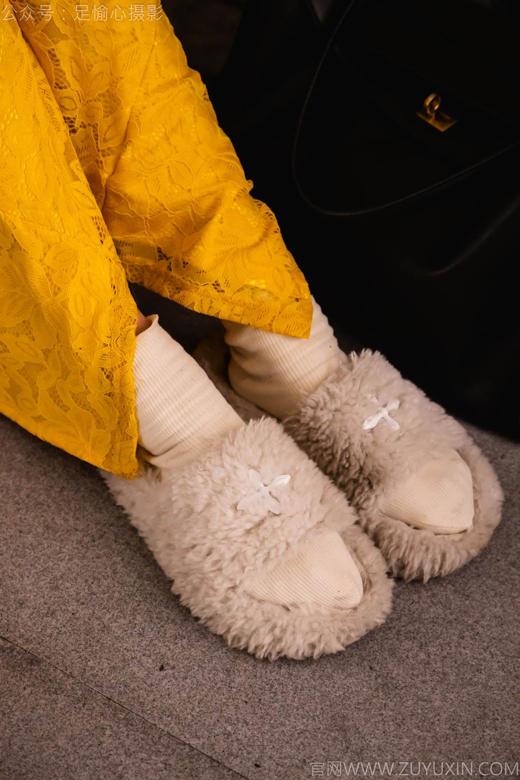 图片[46]-足愉心 NO.010 星朵（搭配：黑色毛衫、黄色连衣裙、绒毛拖鞋、白色棉袜、裸足）[94P] – 速更版-美库