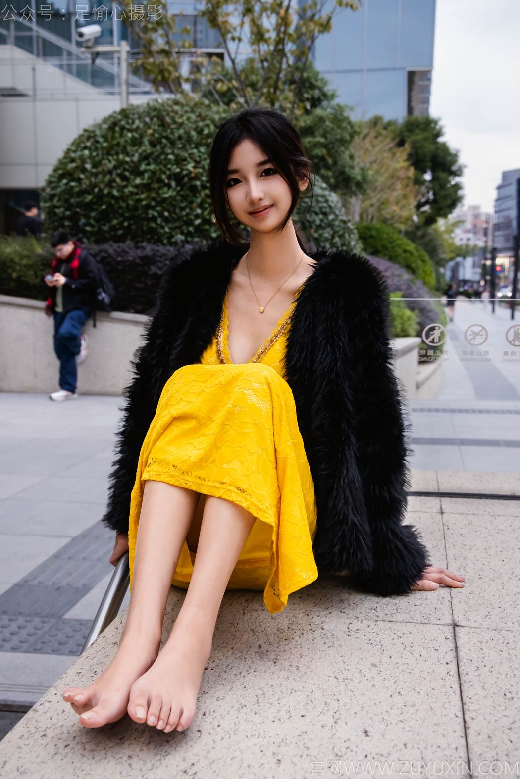 图片[49]-足愉心 NO.010 星朵（搭配：黑色毛衫、黄色连衣裙、绒毛拖鞋、白色棉袜、裸足）[94P] – 速更版-美库