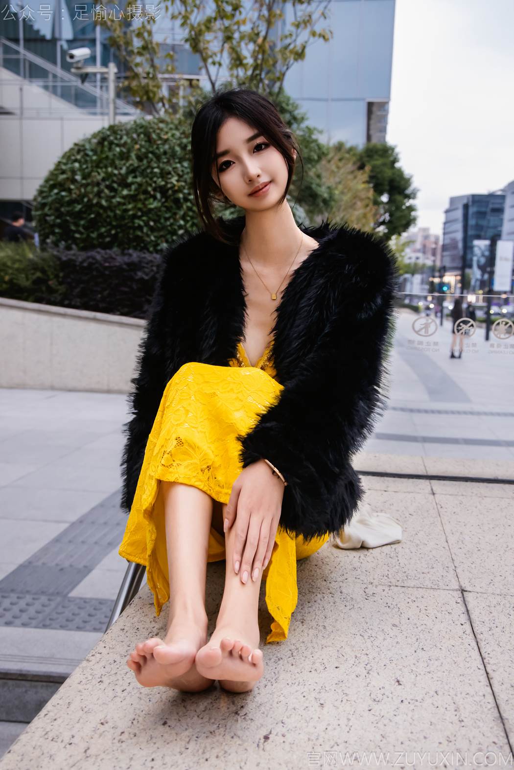 图片[50]-足愉心 NO.010 星朵（搭配：黑色毛衫、黄色连衣裙、绒毛拖鞋、白色棉袜、裸足）[94P] – 速更版-美库