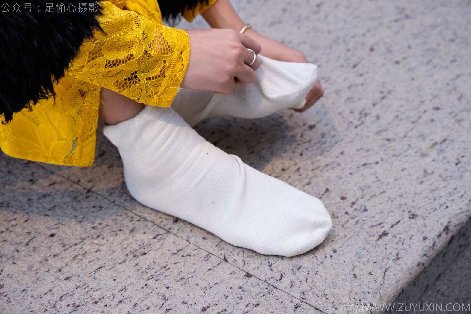 图片[51]-足愉心 NO.010 星朵（搭配：黑色毛衫、黄色连衣裙、绒毛拖鞋、白色棉袜、裸足）[94P] – 速更版-美库