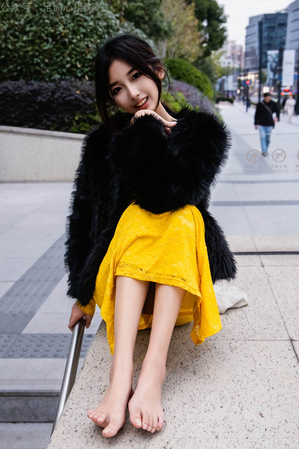 图片[52]-足愉心 NO.010 星朵（搭配：黑色毛衫、黄色连衣裙、绒毛拖鞋、白色棉袜、裸足）[94P] – 速更版-美库