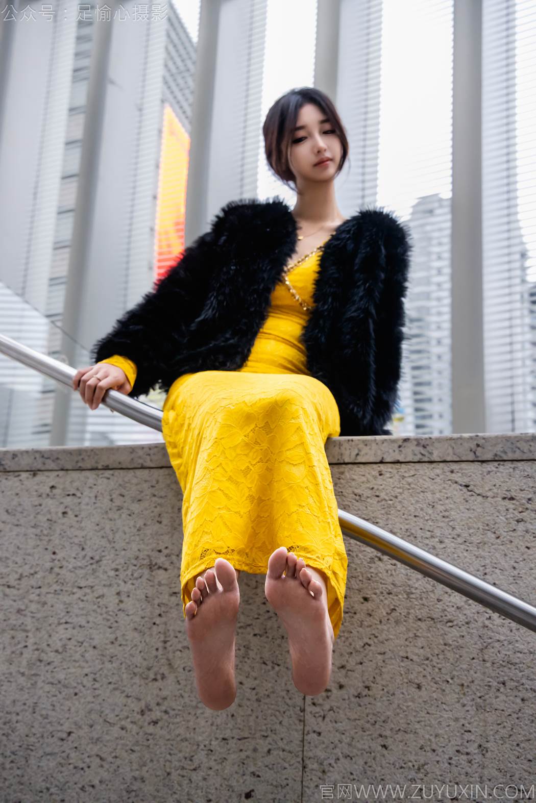 图片[54]-足愉心 NO.010 星朵（搭配：黑色毛衫、黄色连衣裙、绒毛拖鞋、白色棉袜、裸足）[94P] – 速更版-美库